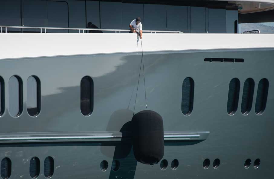 Deckhand Lifting Fender